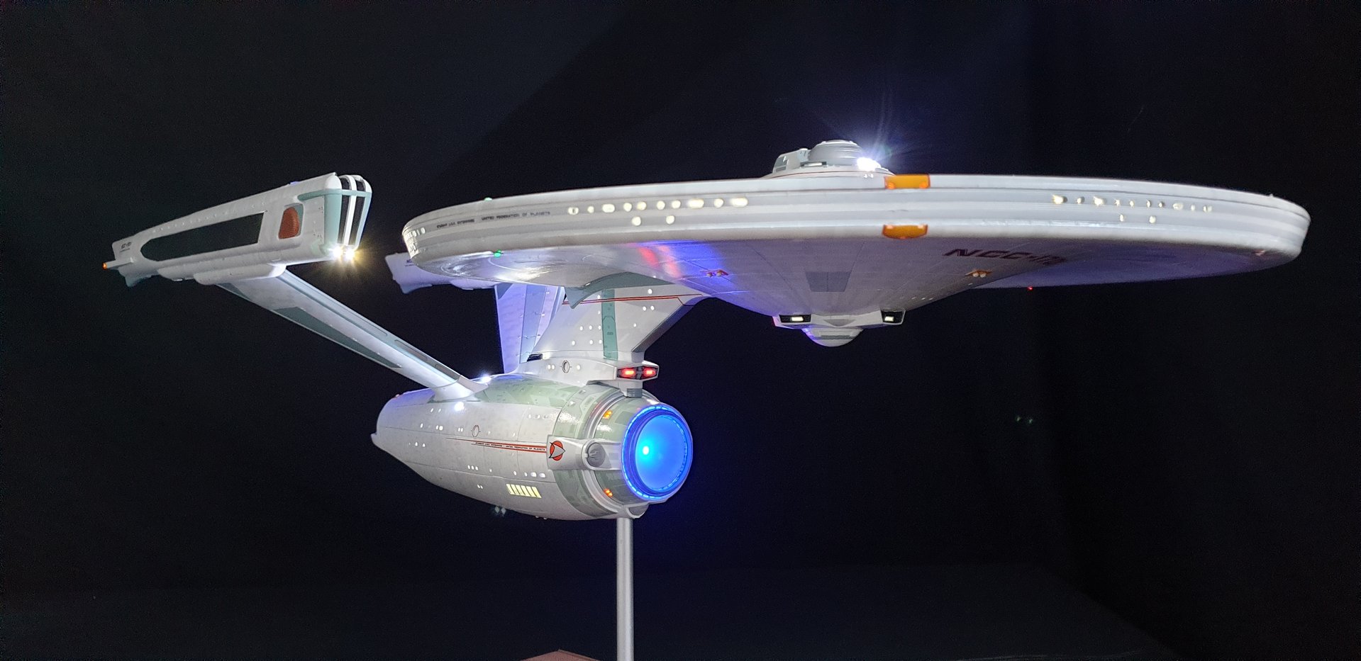 1/350 U.S.S. Enterprise NCC-1701 Refit/A model pro built and lighted
